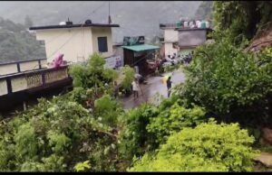 बारिश से कर्णप्रयाग में सड़क किनारे खड़े दोपहिया वाहन मलबे की चपेट में, कई क्षतिग्रस्त