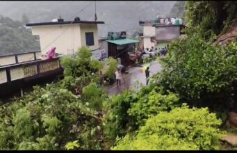 बारिश से कर्णप्रयाग में सड़क किनारे खड़े दोपहिया वाहन मलबे की चपेट में, कई क्षतिग्रस्त