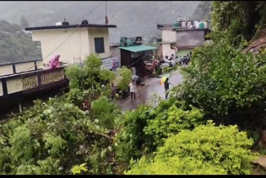 बारिश से कर्णप्रयाग में सड़क किनारे खड़े दोपहिया वाहन मलबे की चपेट में, कई क्षतिग्रस्त