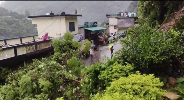 बारिश से कर्णप्रयाग में सड़क किनारे खड़े दोपहिया वाहन मलबे की चपेट में, कई क्षतिग्रस्त