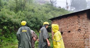 पुराने मकान की दीवार गिरने से दो लोगों की मौत, मलबे में दबे शव SDRF ने निकाले