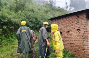 पुराने मकान की दीवार गिरने से दो लोगों की मौत, मलबे में दबे शव SDRF ने निकाले