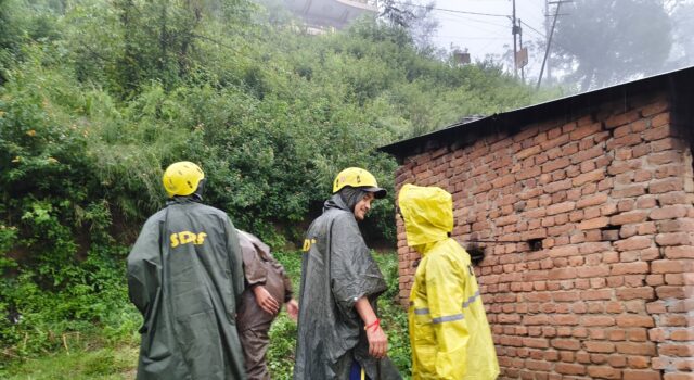 पुराने मकान की दीवार गिरने से दो लोगों की मौत, मलबे में दबे शव SDRF ने निकाले
