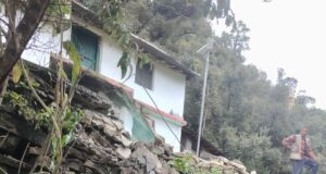 देवाल के ल्वाणी में भूस्खलन का खतरा, कई परिवारों के घरों पर मंडरा रहा संकट