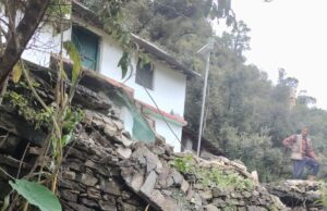 देवाल के ल्वाणी में भूस्खलन का खतरा, कई परिवारों के घरों पर मंडरा रहा संकट