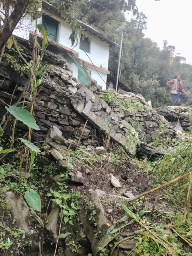 देवाल के ल्वाणी में भूस्खलन का खतरा, कई परिवारों के घरों पर मंडरा रहा संकट