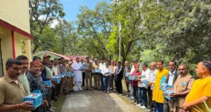 आपदा के बीच चमोली पुलिस को मिला सहयोग, 44 टॉर्च लाइटें वितरित