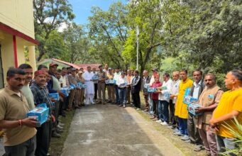 आपदा के बीच चमोली पुलिस को मिला सहयोग, 44 टॉर्च लाइटें वितरित