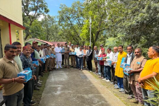 आपदा के बीच चमोली पुलिस को मिला सहयोग, 44 टॉर्च लाइटें वितरित