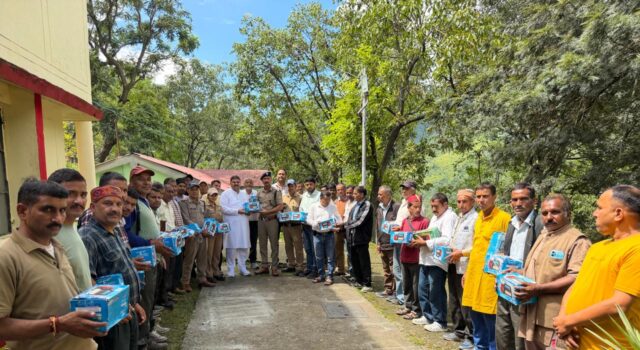 आपदा के बीच चमोली पुलिस को मिला सहयोग, 44 टॉर्च लाइटें वितरित