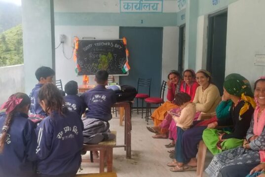विद्यालय से अनुपस्थित रहने पर सहायक अध्यापिका निलंबित