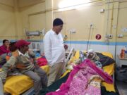 भालू के हमले में ग्रामीण गंभीर घायल, डंडी के सहारे पहुंचाया अस्पताल