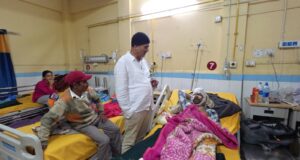 भालू के हमले में ग्रामीण गंभीर घायल, डंडी के सहारे पहुंचाया अस्पताल