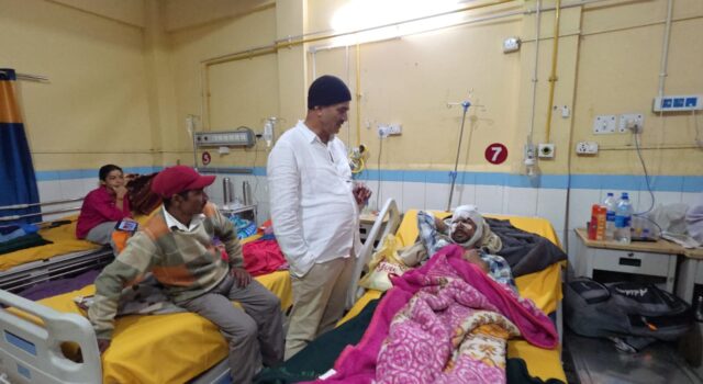 भालू के हमले में ग्रामीण गंभीर घायल, डंडी के सहारे पहुंचाया अस्पताल