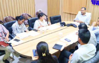 स्थानीय उद्योगों की मैपिंग कर हाई स्किलिंग एवं अप्रेंटिसशिप को बढ़ावा दें: जिलाधिकारी