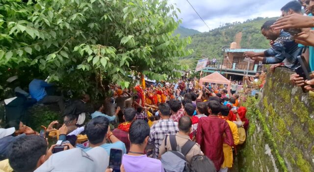 बधाड़ की ईष्टदेवी मां नंदा की डोली व लोकजात यात्रा धरामल्ला, पूर्णा, देवाल बाजार होते इच्छोली गांव पहुंची
