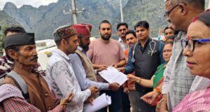 ज्योर्तिमठ अस्पताल की बदहाल स्वास्थ्य व्यवस्था को लेकर UKD का धरना-प्रदर्शन