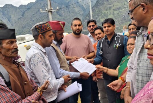 ज्योर्तिमठ अस्पताल की बदहाल स्वास्थ्य व्यवस्था को लेकर UKD का धरना-प्रदर्शन