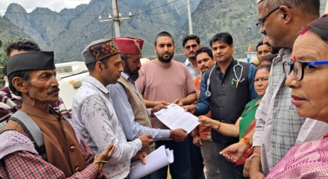 ज्योर्तिमठ अस्पताल की बदहाल स्वास्थ्य व्यवस्था को लेकर UKD का धरना-प्रदर्शन
