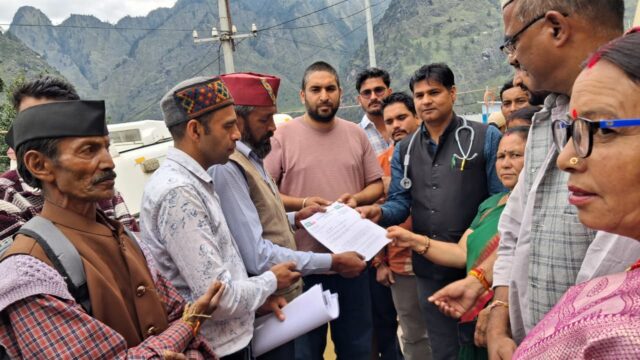 ज्योर्तिमठ अस्पताल की बदहाल स्वास्थ्य व्यवस्था को लेकर UKD का धरना-प्रदर्शन