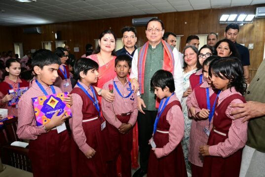 दिव्यांग बच्चों के बीच मुख्यमंत्री धामी ने मनाया जन्मदिन बच्चों के साथ केक काटकर साझा की खुशियां, कहा- उनका स्नेह सबसे खास उपहार