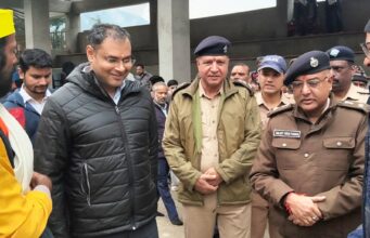 माँ नन्दा की डोलियां बढ़ीं निर्जन पड़ावों की ओर, सुरक्षा की जिम्मेदारी संभालते ग्राउंड जीरो पर डटे डीएम-एसपी