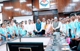 मेधावी छात्रों से मिले मुख्य सचिव, बोले- सफलता का कोई शॉर्टकट नहीं