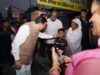 काफिला रुकवाकर सीएम धामी ने बच्चों और आमजन के साथ खिंचवाईं सेल्फी