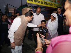 काफिला रुकवाकर सीएम धामी ने बच्चों और आमजन के साथ खिंचवाईं सेल्फी