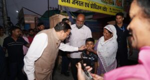 काफिला रुकवाकर सीएम धामी ने बच्चों और आमजन के साथ खिंचवाईं सेल्फी