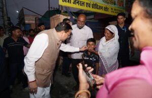 काफिला रुकवाकर सीएम धामी ने बच्चों और आमजन के साथ खिंचवाईं सेल्फी