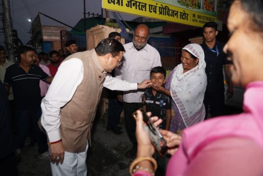 काफिला रुकवाकर सीएम धामी ने बच्चों और आमजन के साथ खिंचवाईं सेल्फी