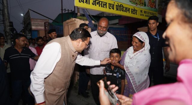 काफिला रुकवाकर सीएम धामी ने बच्चों और आमजन के साथ खिंचवाईं सेल्फी