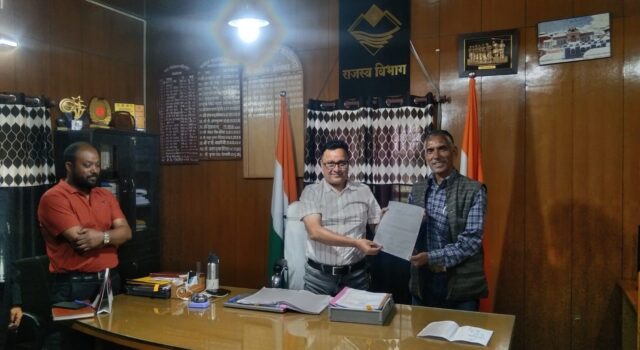 भालुओं और लंगूरों के आतंक से निजात की मांग, सीएम को भेजा ज्ञापन