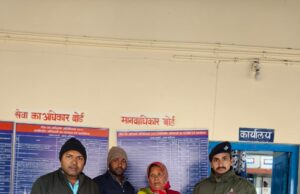 बद्रीनाथ धाम में बिछड़ी महिला को पुलिस ने परिजनों से मिलाया, खोया मोबाइल भी कराया बरामद