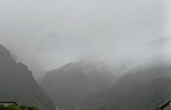 चमोली में बारिश-बर्फबारी का दौर, बद्रीनाथ और हेमकुंड में श्रद्धालु उत्साहित