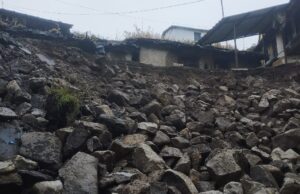 द्रोणागिरी में भूस्खलन से कई मकान खतरे की जद में