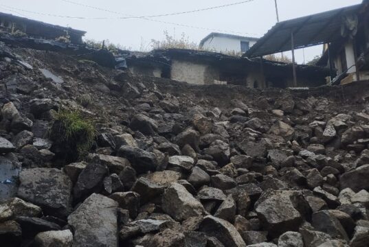 द्रोणागिरी में भूस्खलन से कई मकान खतरे की जद में