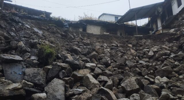द्रोणागिरी में भूस्खलन से कई मकान खतरे की जद में