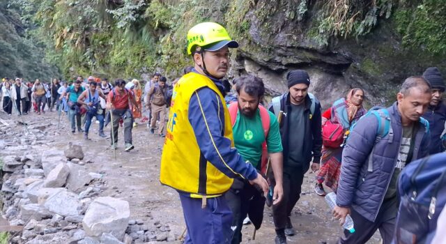 चीड़बासा स्लाइडिंग जोन में SDRF ने संभाला मोर्चा, 9 हजार यात्रियों को कराया सुरक्षित पार