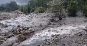 लगातार बारिश से बढ़ी मुश्किलें, मंडल-बैरागना के पास मलबा आने से गोपेश्वर-ऊखीमठ मार्ग बंद