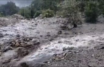 लगातार बारिश से बढ़ी मुश्किलें, मंडल-बैरागना के पास मलबा आने से गोपेश्वर-ऊखीमठ मार्ग बंद