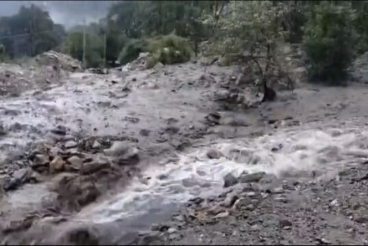 लगातार बारिश से बढ़ी मुश्किलें, मंडल-बैरागना के पास मलबा आने से गोपेश्वर-ऊखीमठ मार्ग बंद