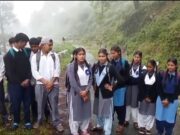 चमोली पोखरी से बड़ी खबर स्कूल जा रहे 15 छात्र-छात्राओं के सामने अचानक आया भालू, मची अफरा-तफरी; डर के मारे घर लौटे बच्चे।