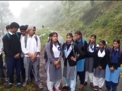 चमोली पोखरी से बड़ी खबर स्कूल जा रहे 15 छात्र-छात्राओं के सामने अचानक आया भालू, मची अफरा-तफरी; डर के मारे घर लौटे बच्चे।