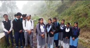 चमोली पोखरी से बड़ी खबर स्कूल जा रहे 15 छात्र-छात्राओं के सामने अचानक आया भालू, मची अफरा-तफरी; डर के मारे घर लौटे बच्चे।