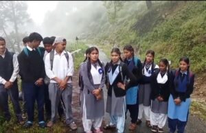 चमोली पोखरी से बड़ी खबर स्कूल जा रहे 15 छात्र-छात्राओं के सामने अचानक आया भालू, मची अफरा-तफरी; डर के मारे घर लौटे बच्चे।