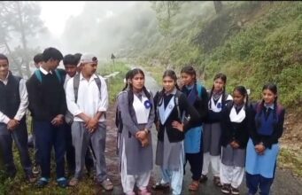चमोली पोखरी से बड़ी खबर स्कूल जा रहे 15 छात्र-छात्राओं के सामने अचानक आया भालू, मची अफरा-तफरी; डर के मारे घर लौटे बच्चे।