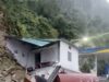 पेट्रोल पम्प के ऊपर आया मलबा, बाल बाल बची कर्मियों की जान