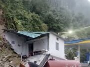 पेट्रोल पम्प के ऊपर आया मलबा, बाल बाल बची कर्मियों की जान